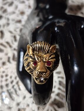 18 Kt HGE Gold Lion Head Ring with Red Stone Eyes